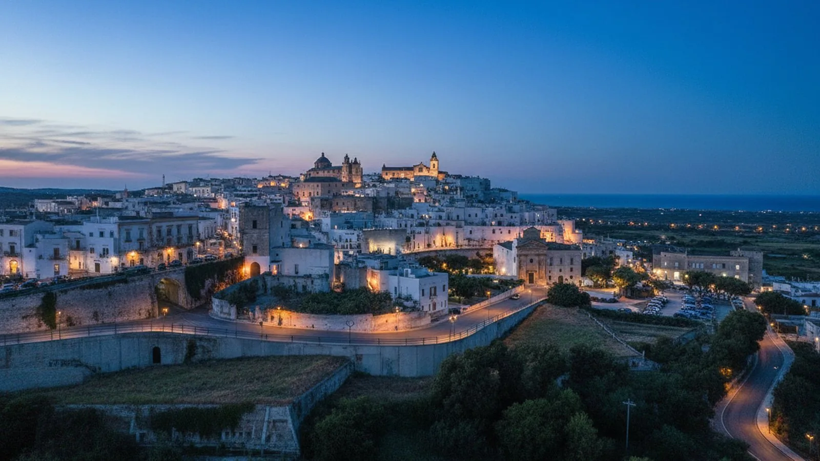 Il centro storico di Ostuni, la Città Bianca, illuminato all'imbrunire
